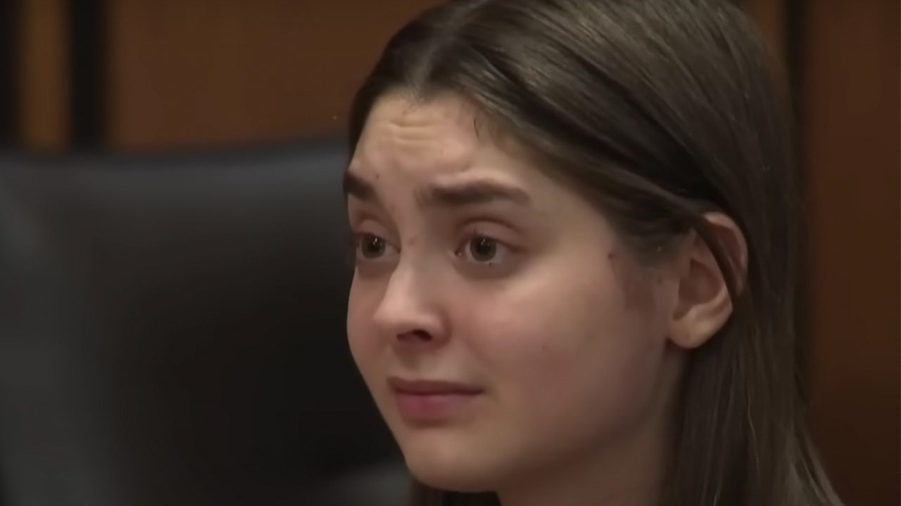 Une adolescente de l'Ohio sanglote alors qu'elle apprend le destin d'avoir tué intentionnellement son petit ami et passager dans un accident de voiture