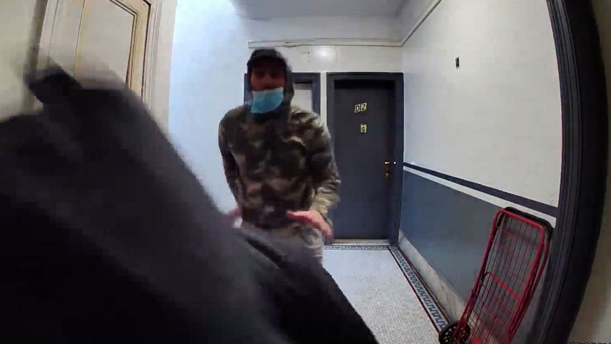 Vidéo d'un homme masqué qui attrape le bras d'une jeune fille en sonnant à la porte