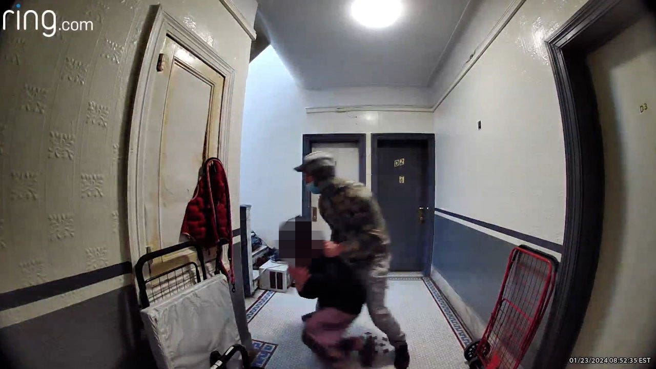 Une mère de New York et son voisin se battent bec et ongles pour empêcher l'enlèvement d'un adolescent devant la porte d'entrée : vidéo