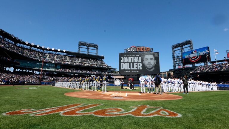Les Mets rendent hommage à l'officier assassiné du NYPD, Jonathan Diller, le jour de l'ouverture