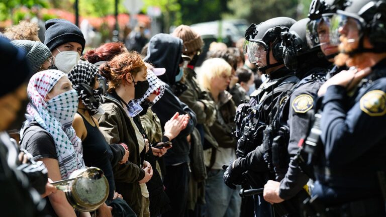 Les manifestants anti-israéliens ont été qualifiés de « sans courage » pour avoir porté des masques pour cacher leur identité : « Le contraire du courage »