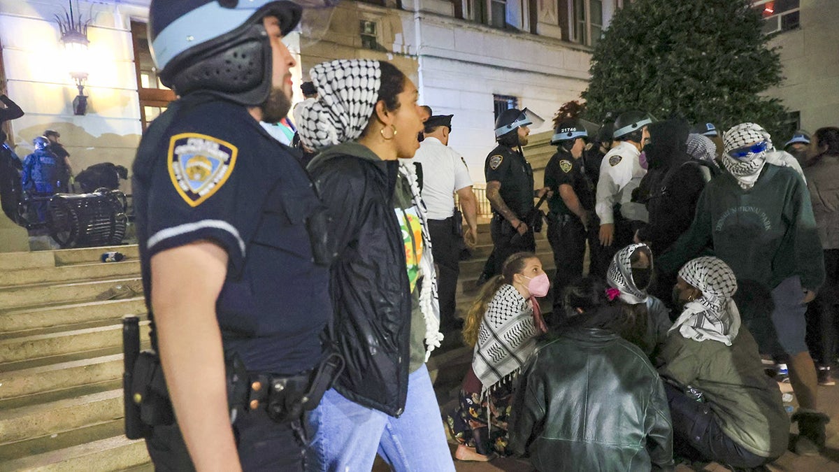 Un manifestant arrêté escorté hors de Hamilton Hall par la police de New York
