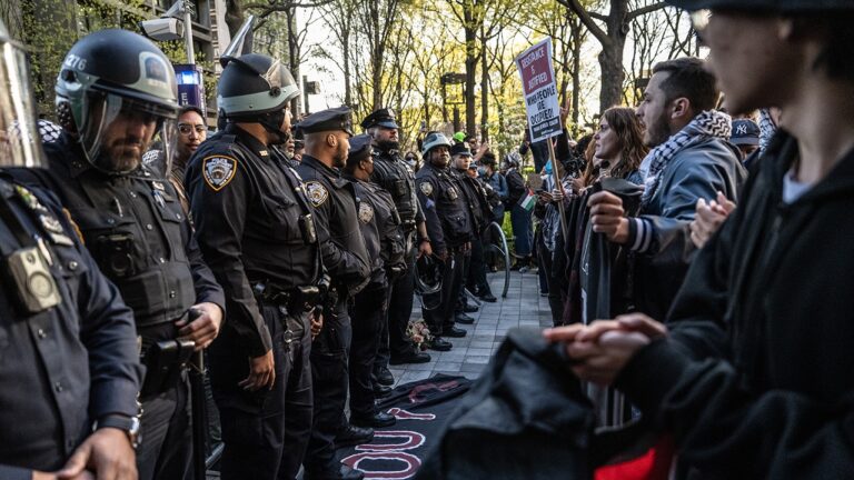 Le NYPD fait une mise à jour effrayante après l'arrestation de 56 personnes à NYU, New School : « Il y a quelqu'un derrière ce mouvement »