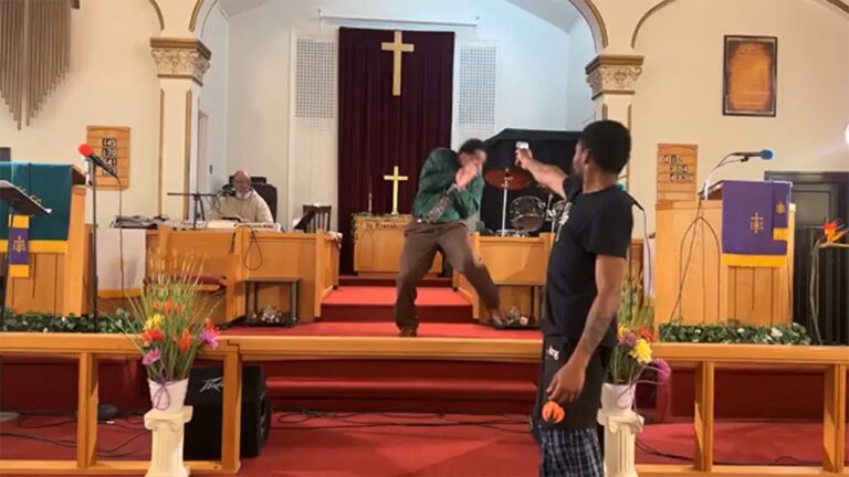 Un homme de Pennsylvanie pointe une arme sur un pasteur dans une église et interrompt le sermon vidéo
