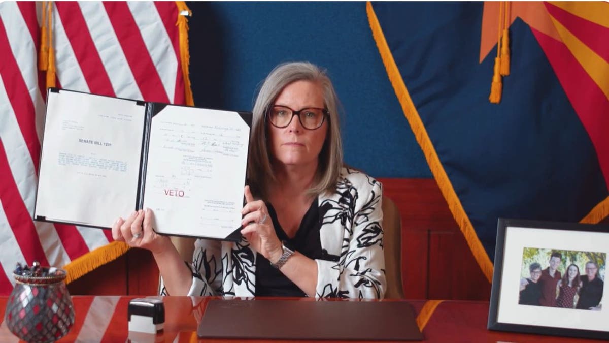 La gouverneure de l'Arizona, Katie Hobbs, brandit un projet de loi sur l'immigration auquel elle a opposé son veto.