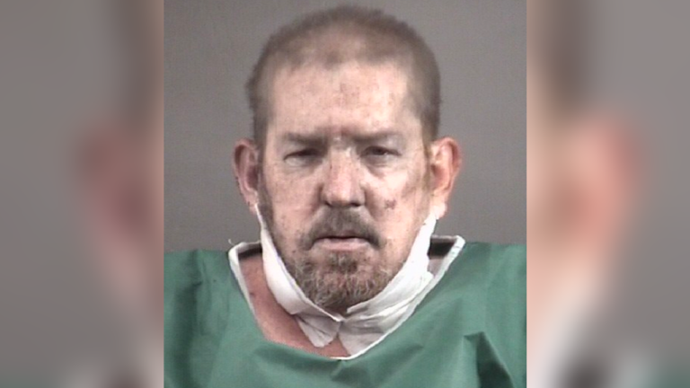 Un homme de Caroline du Nord accusé d'avoir poignardé sa petite amie avant de lui verser de l'essence et d'avoir mis le feu à une maison
