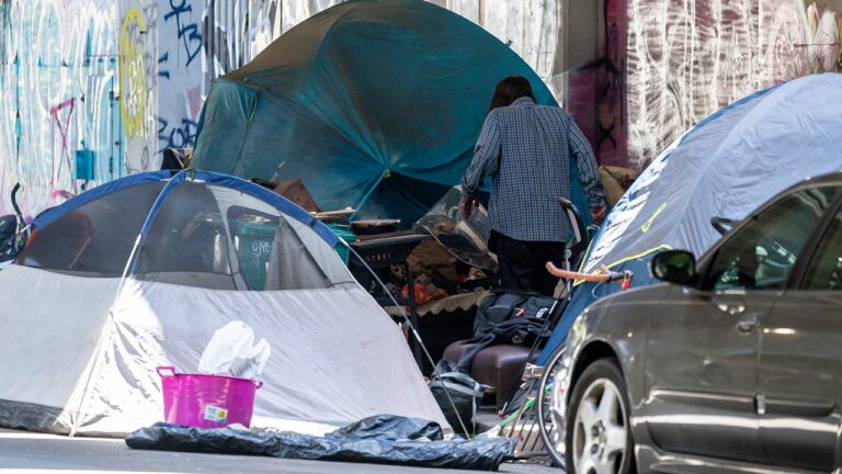 Les habitants d'Oakland accusent le campement de sans-abri d'avoir supprimé les feux de circulation pour arrêter les voleurs de cuivre.