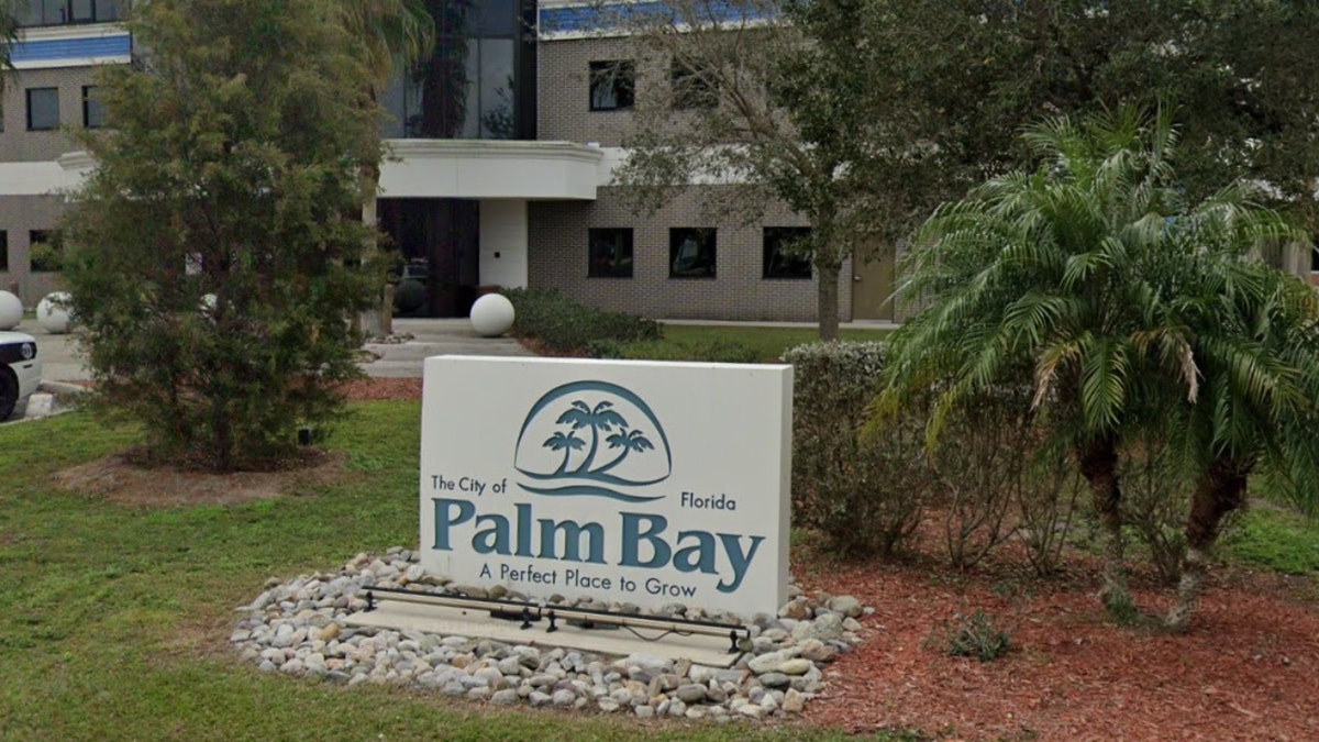 Panneau de Palm Bay à l'extérieur de l'hôtel de ville