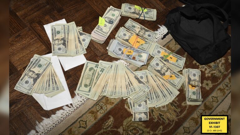 Les meilleurs moments de l'affaire US contre Menendez révèlent des liasses d'argent cachées autour de la maison du New Jersey : PHOTOS