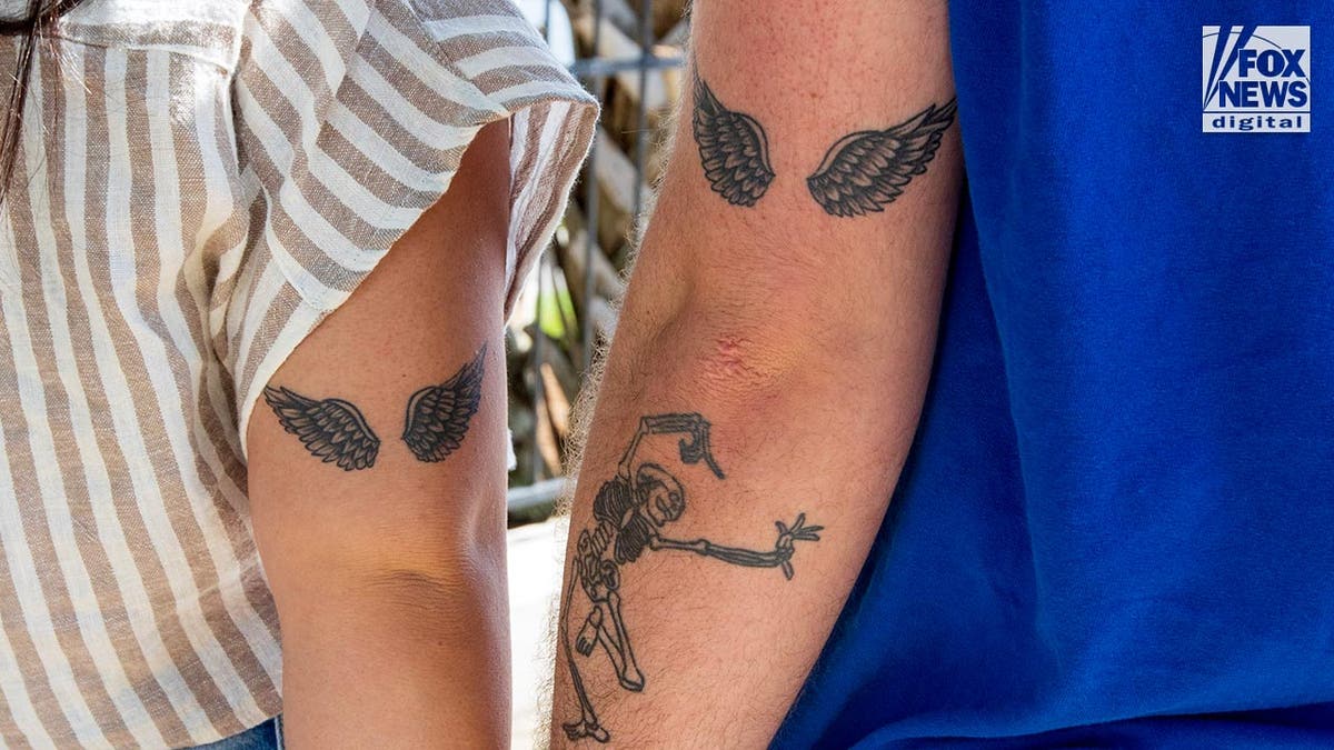 Héros de Madison Brooks avec des tatouages ​​assortis d'ailes d'ange sur les bras