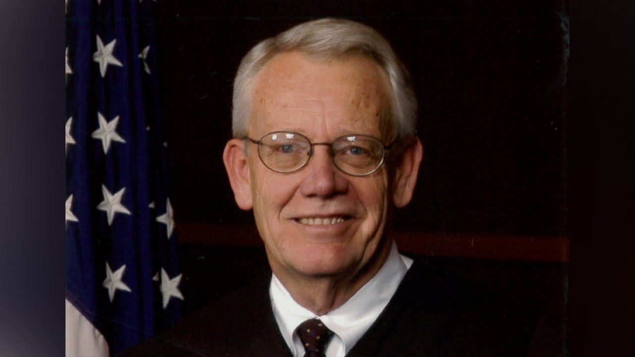 Le juge du tribunal de district américain Larry Hicks est décédé à 80 ans des suites d'un accident de voiture