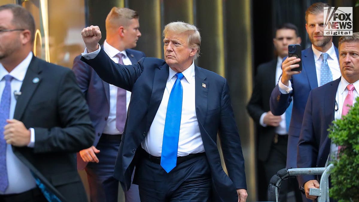 Donald Trump arrive à la Trump Tower après avoir été reconnu coupable