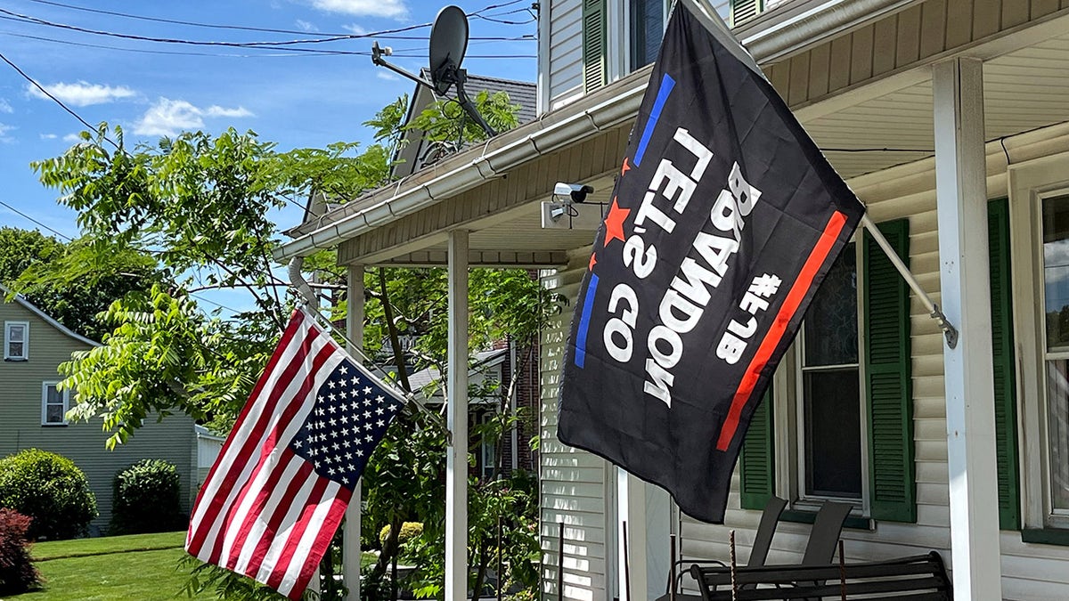 Drapeau américain à l’envers devant une maison de Pennsylvanie