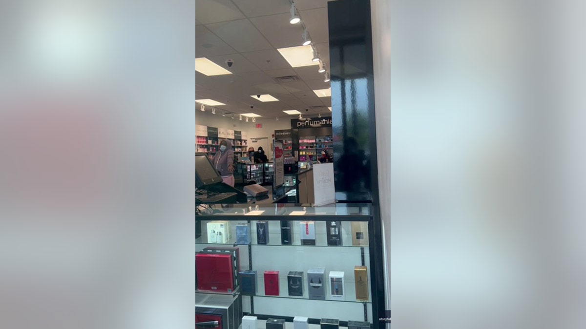 des cambrioleurs présumés coincés à l'intérieur d'un magasin