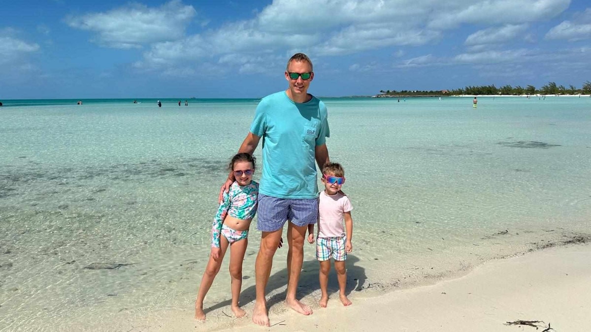 Bryan Hagerich pose avec ses enfants