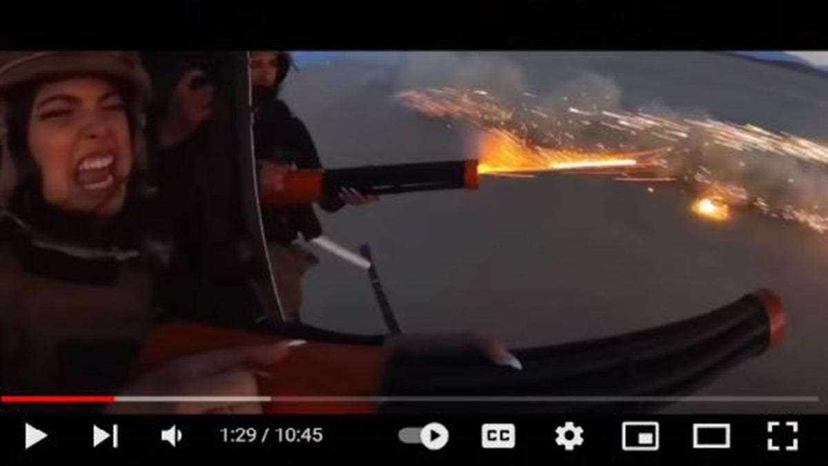 Des femmes tirent des feux d'artifice depuis un hélicoptère