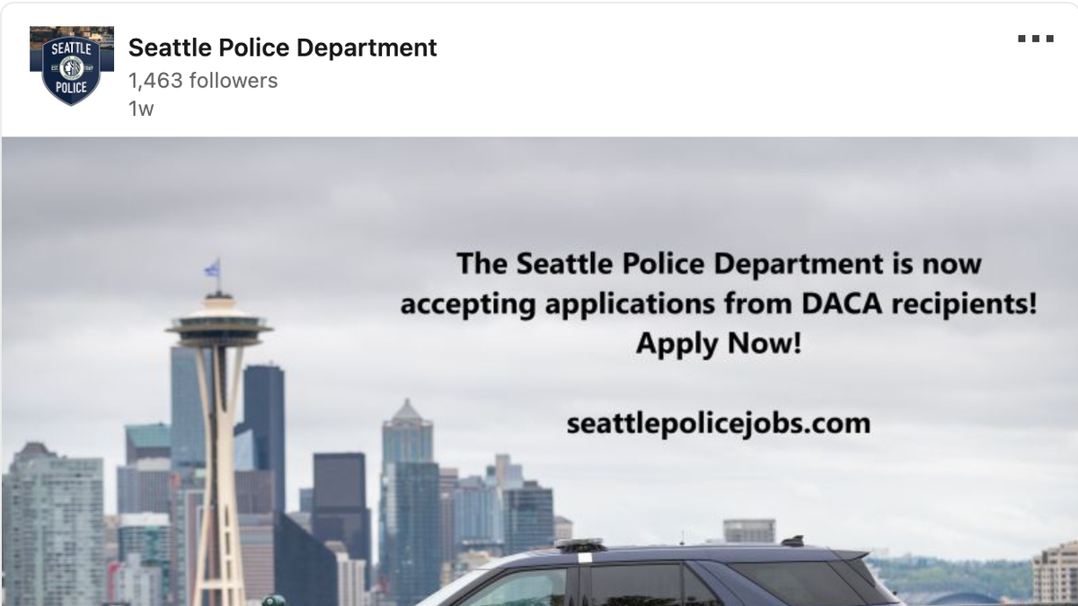 Offre d'emploi LinkedIn de la police de Seattle.  Voiture de police en premier plan, toits de la ville en arrière-plan