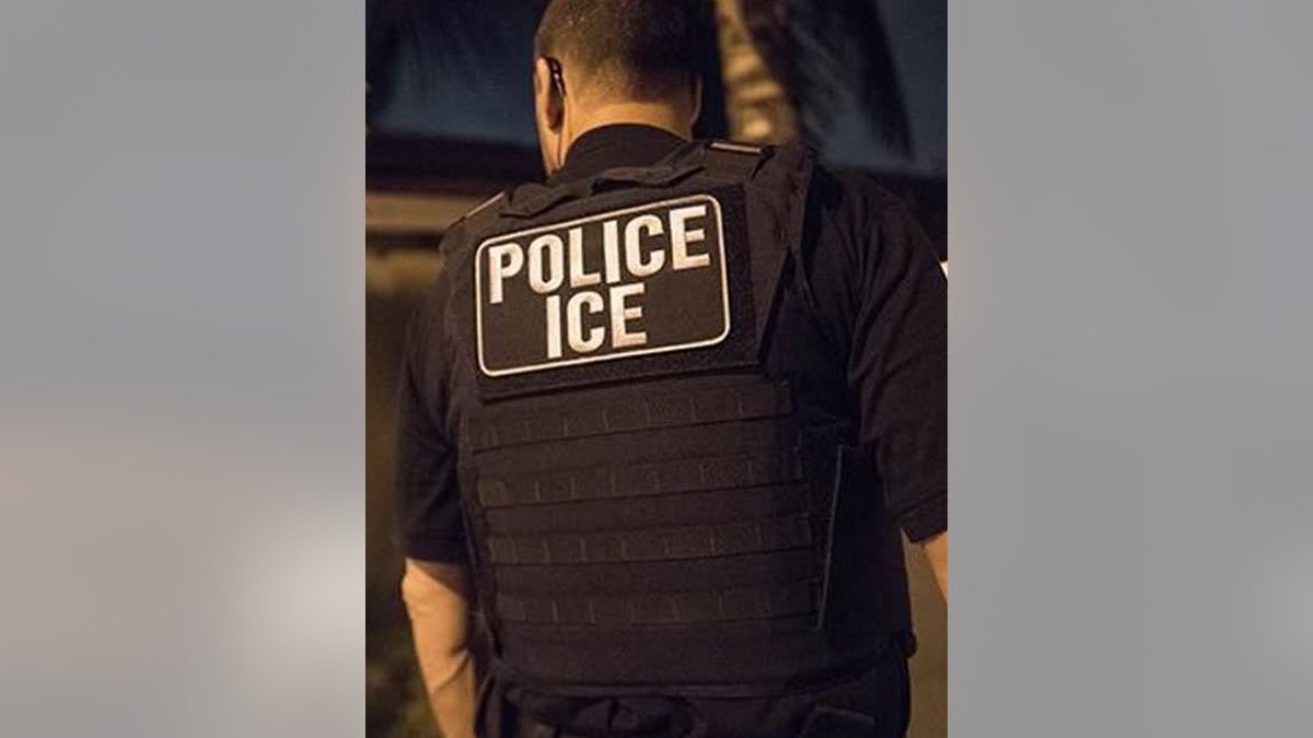 Un officier américain de l'ICE vu de dos