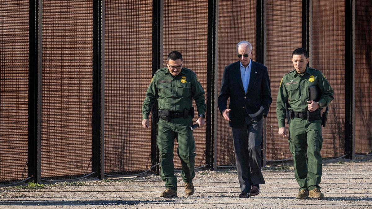 Joe Biden marchant avec les agents frontaliers