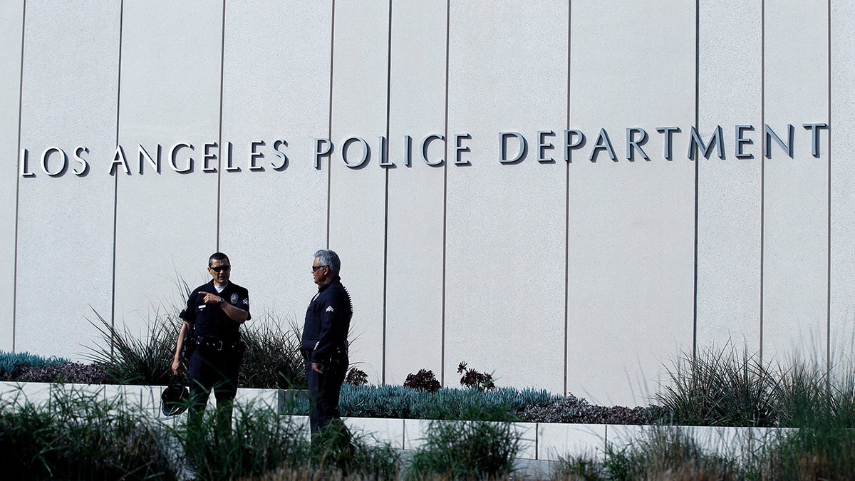 Des policiers patrouillent devant le siège du LAPD à Los Angeles, en Californie, le 7 février 2013. Les autorités californiennes ont lancé jeudi une chasse à l'homme à l'échelle de l'État pour l'ancien officier de police de Los Angeles Christopher Jordan Dorner qui a menacé de « guerre » contre les flics et a été soupçonné d'avoir participé à une fusillade qui a en a tué trois et en a blessé deux autres.  REUTERS/Mario Anzuoni (ETATS-UNIS - Tags: DROIT DE LA CRIMINALITÉ) - GM1E92808YA01