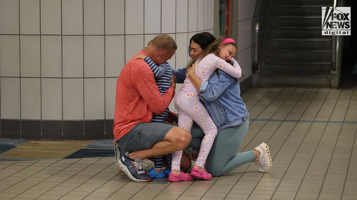Bryan Hagerich embrasse sa famille dans le hall de l'aéroport