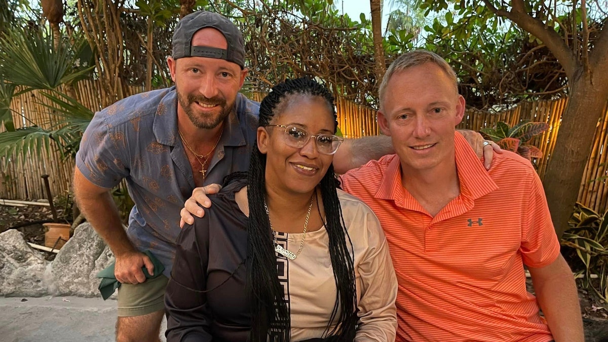 Ryan Watson, Sharitta Grier et Bryan Hagerich photographiés ensemble à Turks et Caicos