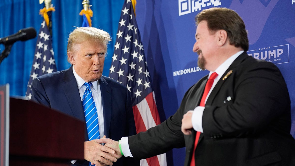 Trump serre la main du président du Parti républicain du Nevada
