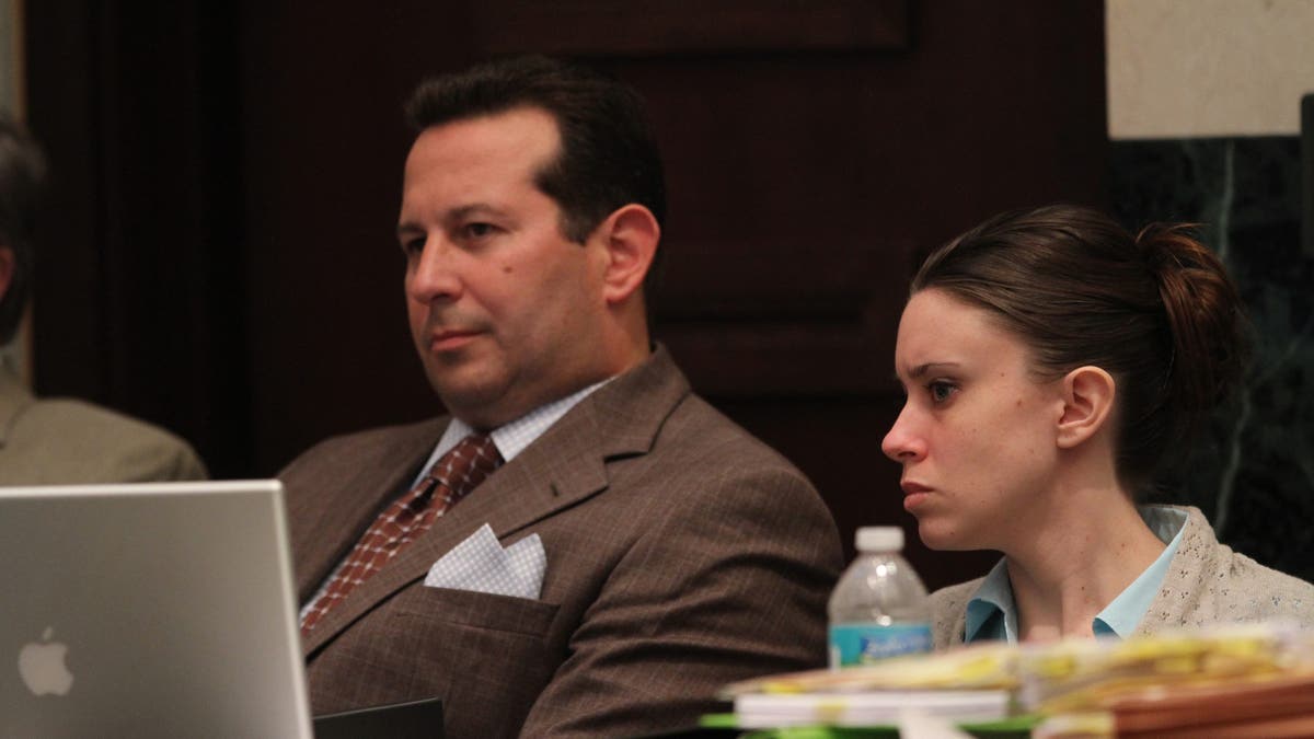 L'avocat Jose Baez est assis à côté du client Casey Anthony au tribunal