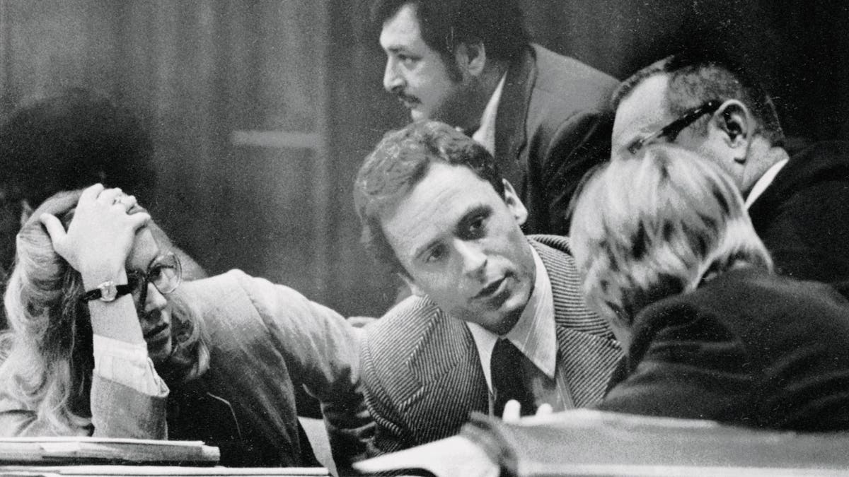 Ted Bundy en entretien avec ses avocats
