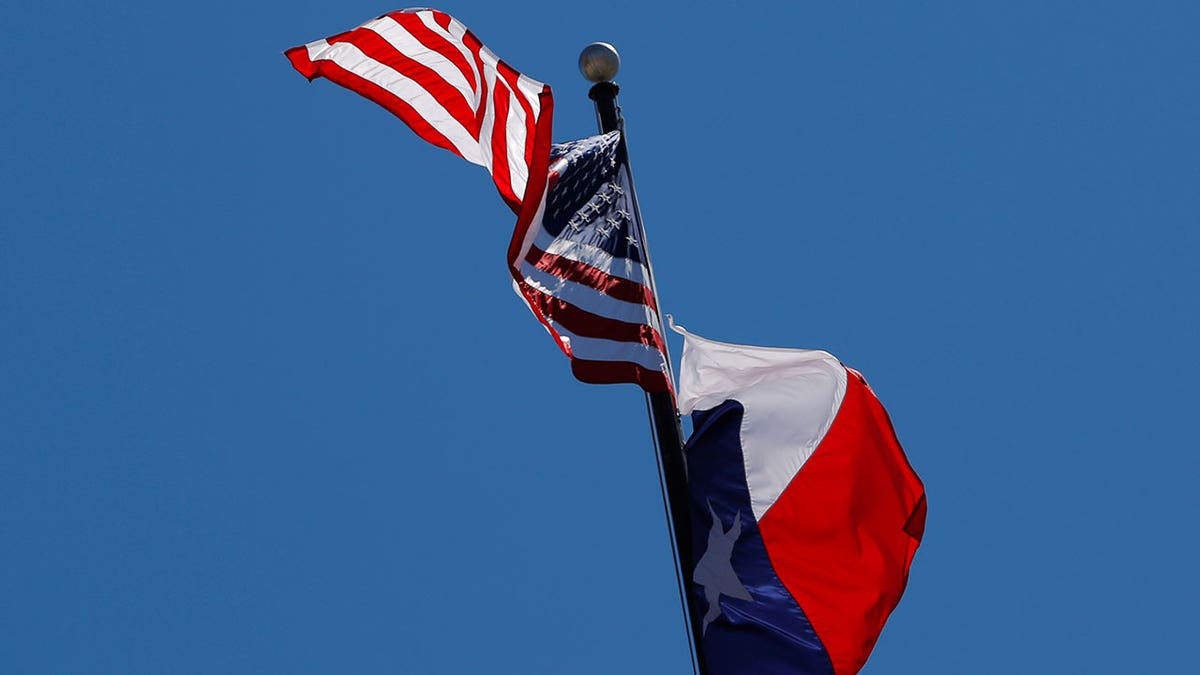 Le drapeau américain et le drapeau de l'État du Texas flottent dans les airs