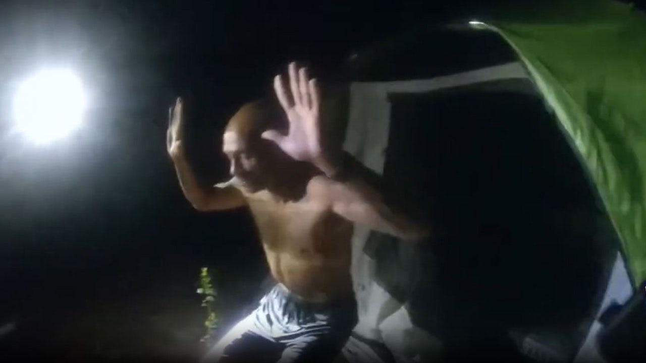 Un homme de Floride qui a nagé jusqu'à l'île après avoir prétendument attaqué sa petite amie retrouvé par la police, arrêté dans une vidéo