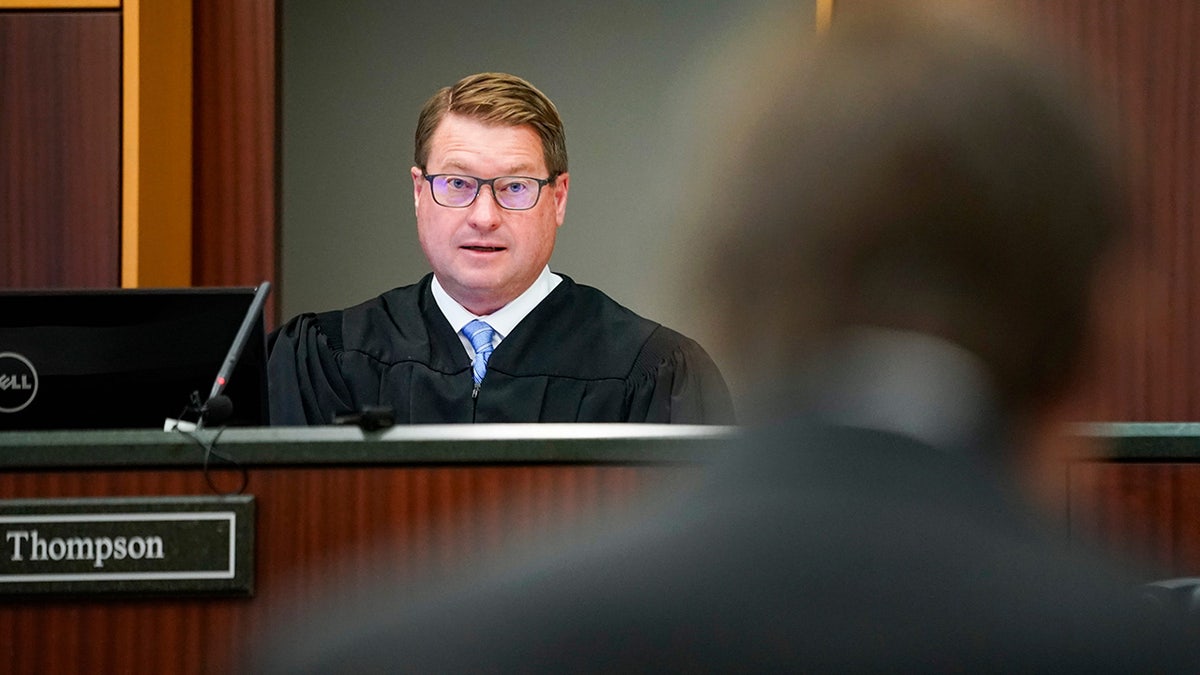 Un juge s'exprimant devant le tribunal