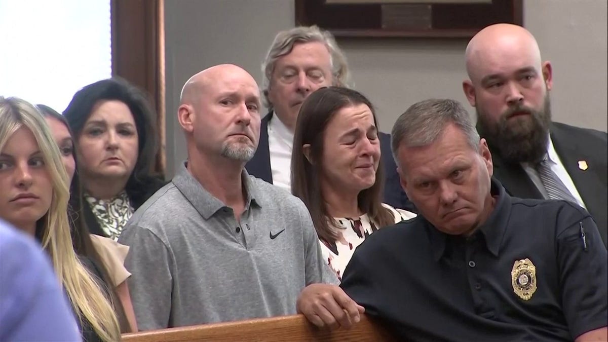 La mère de Laken Riley pleure au tribunal alors que le suspect plaide non coupable