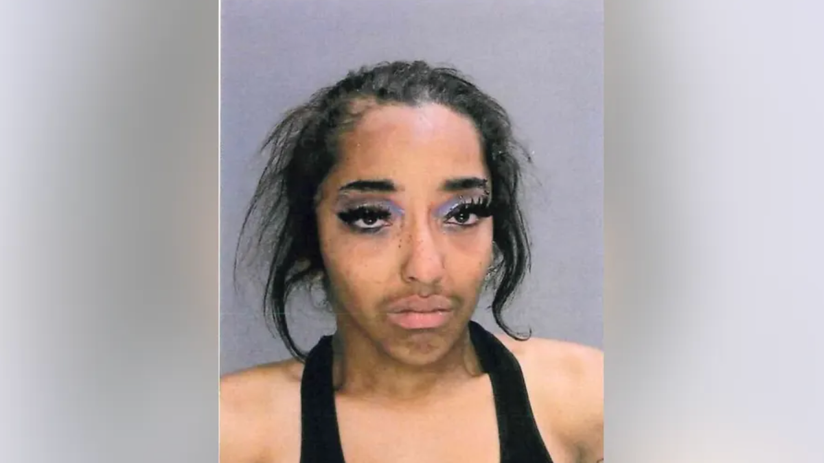 Kiara Lee, 26 ans, a été arrêtée mardi soir et est accusée d'avoir distribué des cigarettes électroniques et des substances contenant de la marijuana à des élèves de la Penn Wood Middle School.  (Fox 29 Philadelphie)