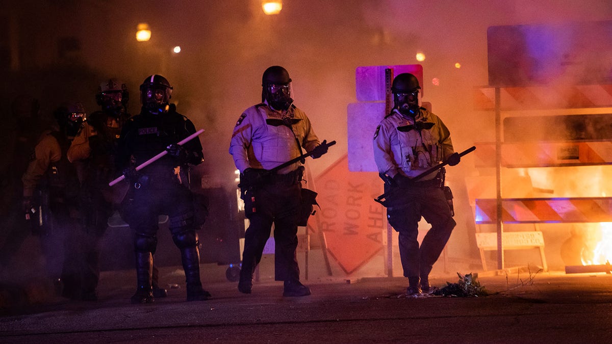 La police anti-émeute vue à Minneapolis lors d'une émeute suite à la mort de George Floyd