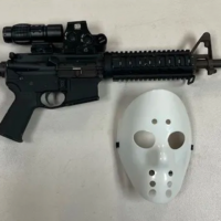 Un conducteur portant un masque « Jason » arrêté pour port illégal de fusil d'assaut en Californie : police
