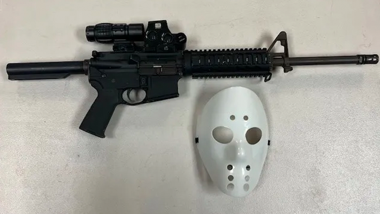 Un conducteur portant un masque « Jason » arrêté pour port illégal de fusil d'assaut en Californie : police