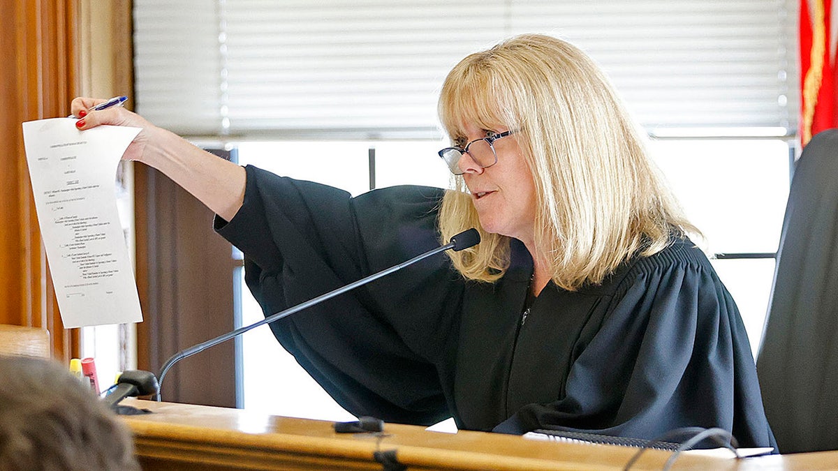 La juge Beverly Cannone examine le verdict