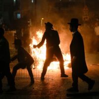 Une manifestation d'Israéliens ultra-orthodoxes contre le service militaire obligatoire tourne à la violence à Jérusalem
