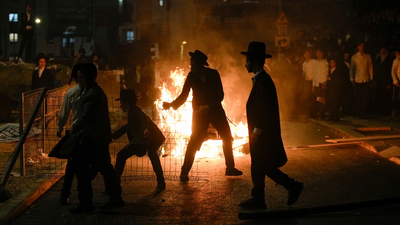 Une manifestation d'Israéliens ultra-orthodoxes contre le service militaire obligatoire tourne à la violence à Jérusalem
