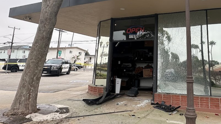 Des cambrioleurs volent des armes dans un magasin en Californie après avoir percuté l'entrée avec une voiture volée