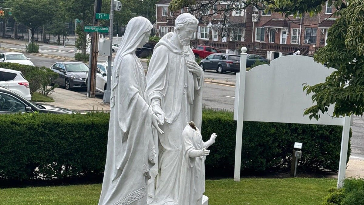 Gros plan des statues de Marie, Joseph et Jésus