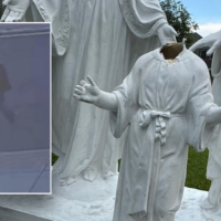 Un suspect de New York détruit une statue de Jésus au petit matin : vidéo