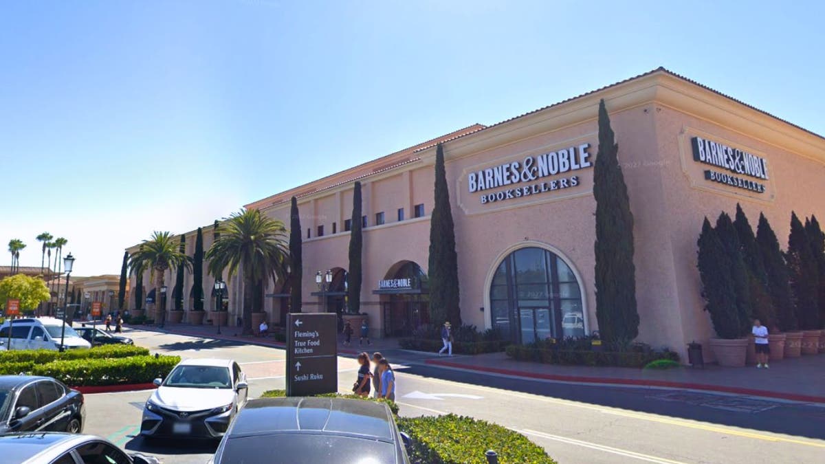 Une vue extérieure de Barnes & Noble à Newport Beach