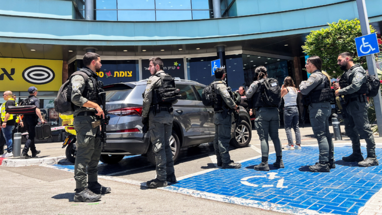 Une attaque au couteau dans un centre commercial israélien fait un mort, selon les autorités