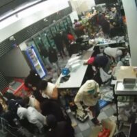 Une foule ravage un mini-marché en Californie lors d'un vol éclair près de l'aéroport, montre une vidéo choquante