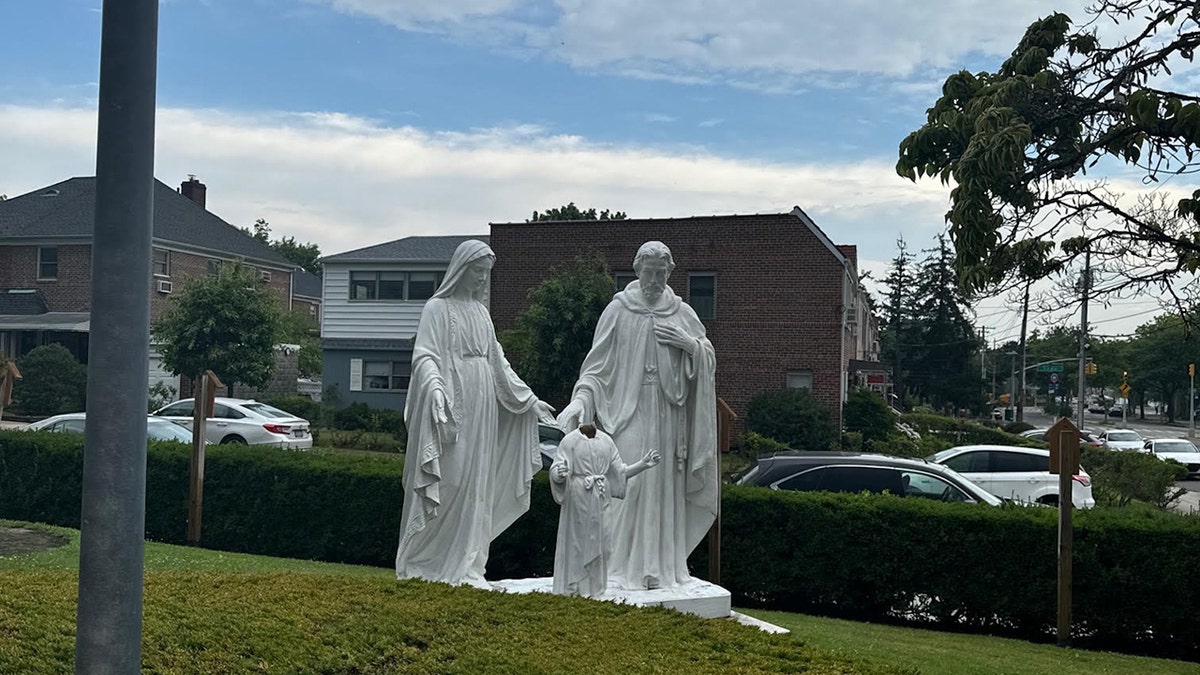 Plan large des statues de Marie, Joseph et Jésus